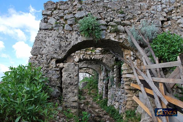 rudere con archi.JPG
